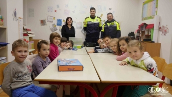 Sjajno druženje sa čika policajcima i tetama u Narodnoj biblioteci i Američkom kutku!